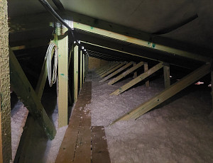 Zateplení stropu novostavby rodinného domu pomocí foukané izolace